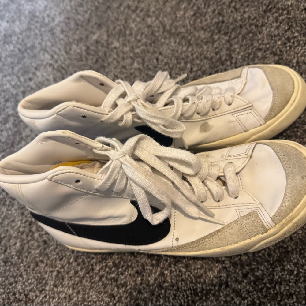 8.5 men’s Nike shoes